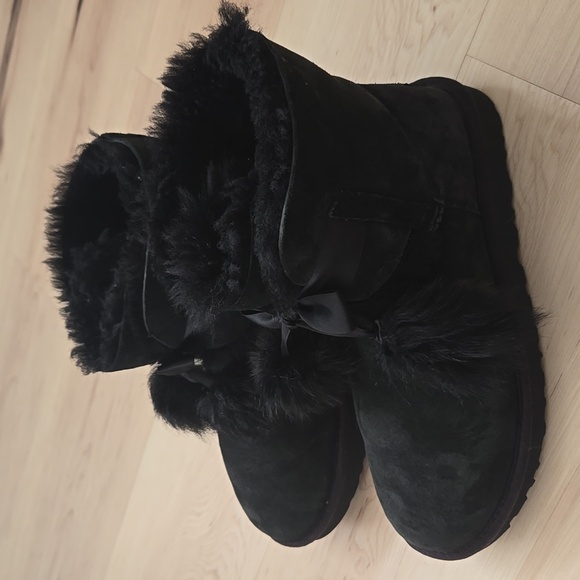 UGG Gita Bow Mini Boots, Black, Size 9 - Picture 2 of 9